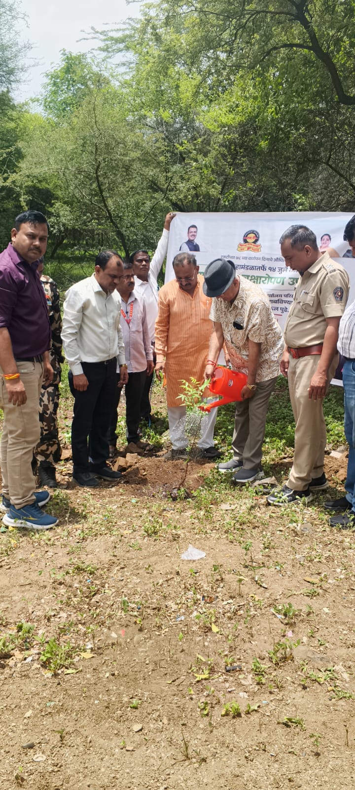 लालपरीच्या ७८ व्या वर्धापनदिनानिमित्त सरकार साहेब रावल यांच्या हस्ते दोंडाईचा बस आगारात वृक्षारोपण